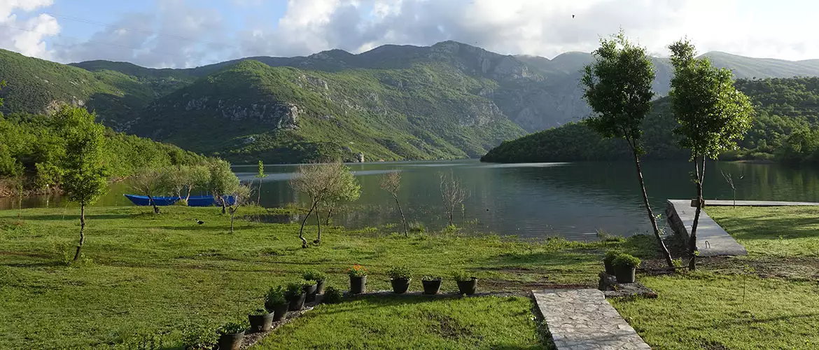 Agora camping, agora farmhouse camping, Campingplatz in Albanien, Großer See mit Grünfläche im Vordergrung, im Hintergrund Berge